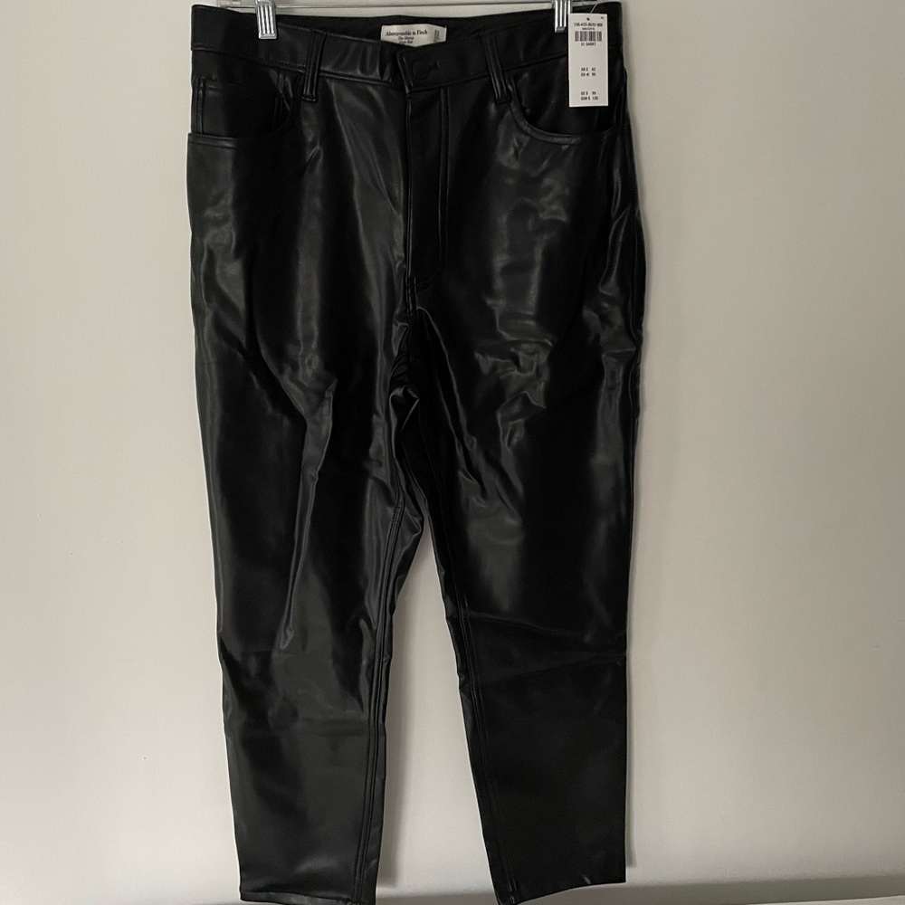 Abercrombie Vegan Leather Skinny Pant. Size 31S. Black.